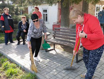 Продолжаются субботники вместе с депутатами городской Думы